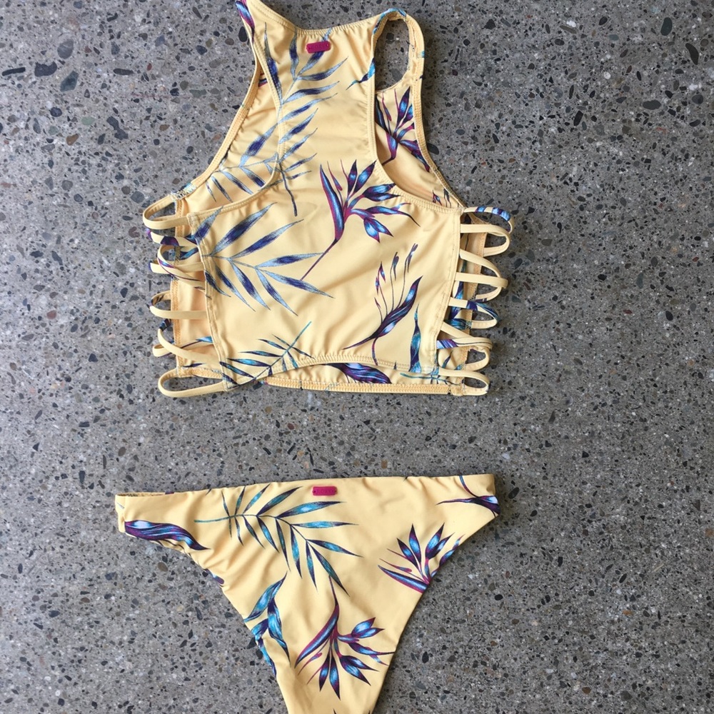 SOLD Roxy Bikini Set - Picture 2 of 7